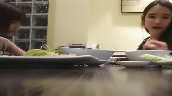 双飞名场面先吃个自助餐才有力气做爱